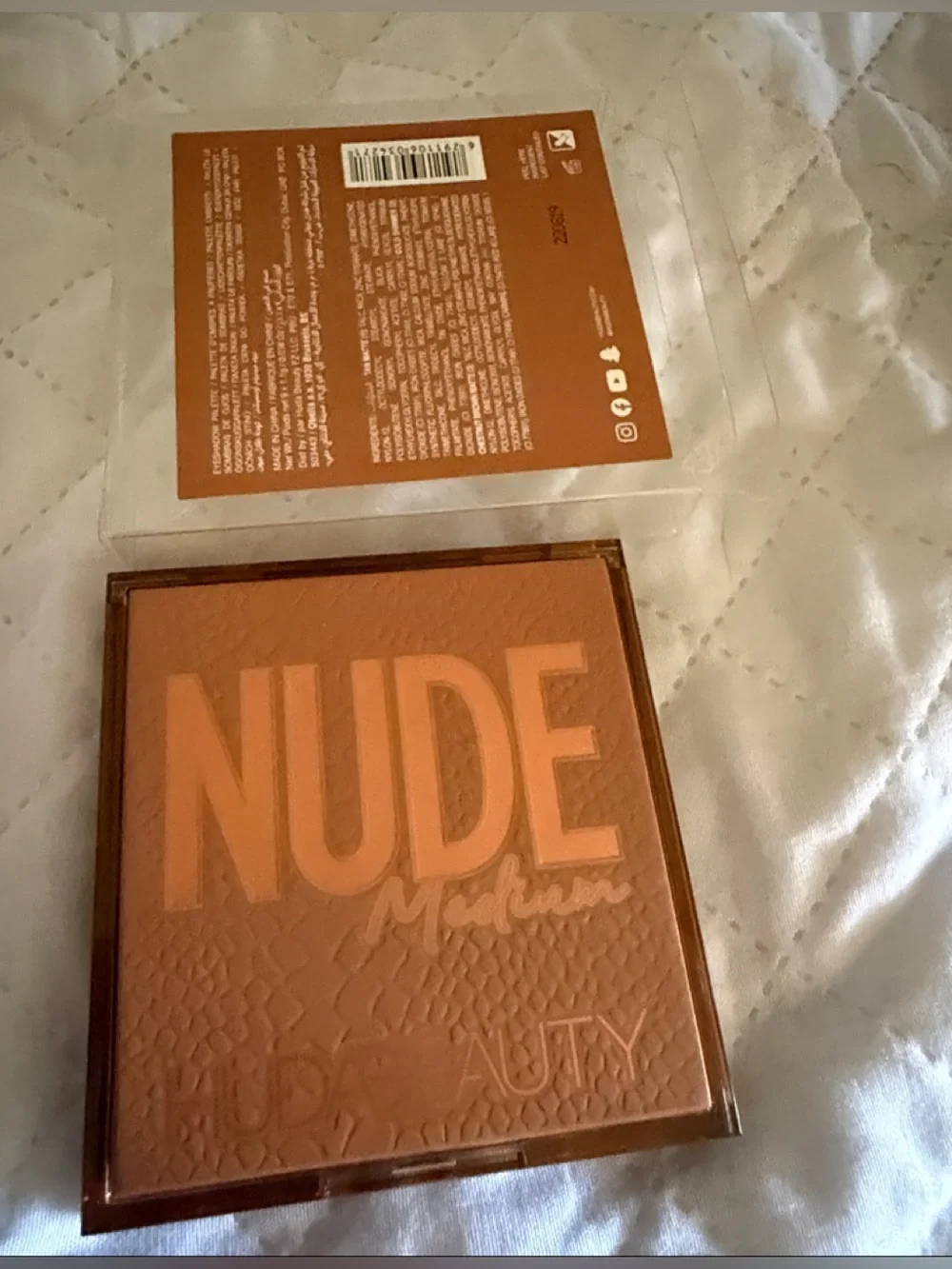 HUDA BEAUTY versatile shade